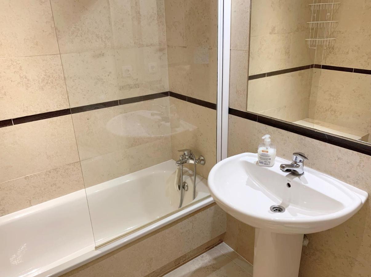Salinas. Apartment For 4. Terrace/Parking/Pools/Gym/4Mins Beach Estepona Exterior foto